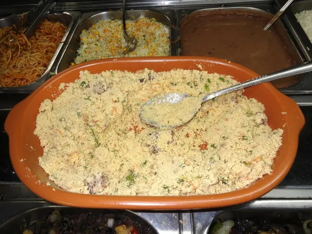 Foto von Farofa (Brasilianische geröstete Maniok-Beilage) – fertig angerichtet