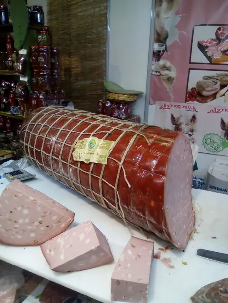Foto von Klassische Mortadella Bologna (Hausgemacht) – fertig angerichtet