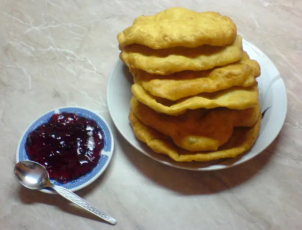 Foto von Bulgarische Mekitsa (Mekiza) – fertig angerichtet