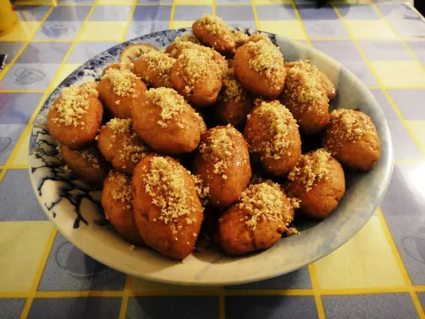 Foto von Melomakarona (Griechisches Honiggebäck) – fertig angerichtet