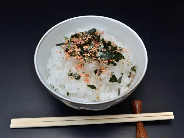 Foto von Klassisches Furikake (Japanisches Reisgewürz) – fertig angerichtet