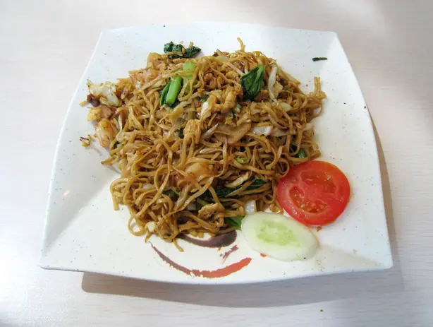 Foto von Bami Goreng (Indonesische gebratene Nudeln) – fertig angerichtet