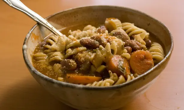 Foto von Klassische Italienische Minestrone – fertig angerichtet