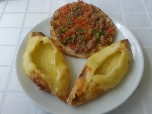 Foto von Bursa Cantık (Türkisches Hackfleisch-Fladenbrot) – fertig angerichtet