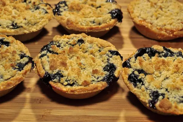 Foto von Klassischer Amerikanischer Blaubeerkuchen (Blueberry Pie) – fertig angerichtet