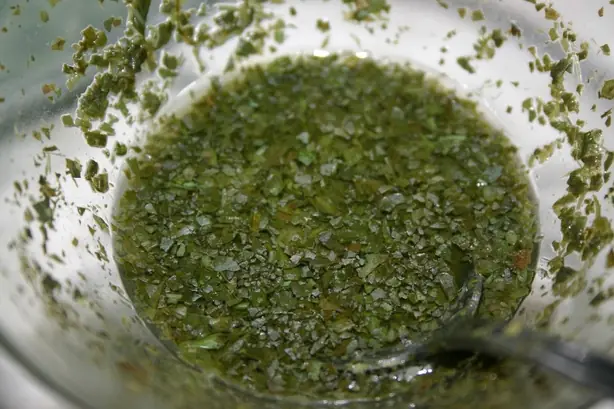 Foto von Klassische britische Minzsauce – fertig angerichtet