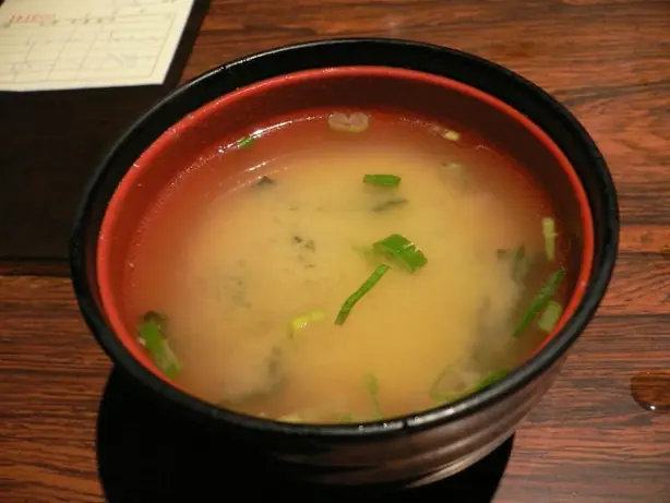 Foto von Klassische japanische Dashi-Brühe (Ichiban Dashi) – fertig angerichtet