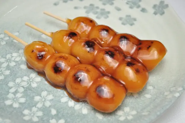 Foto von Mitarashi Dango (Süße Klebreisbällchen am Spieß) – fertig angerichtet