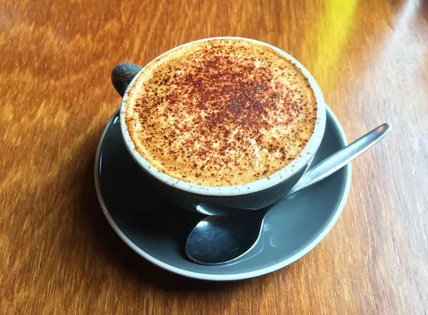 Foto von Caffè Mocha (Schokoladen-Kaffee) – fertig angerichtet