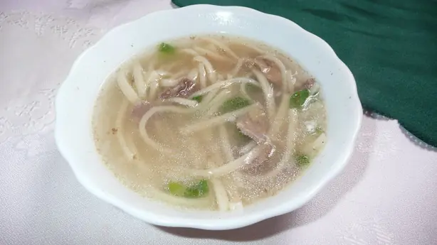 Mongolian noodle soup with mutton – Foto: Brücke-Osteuropa (PUBLIC DOMAIN)