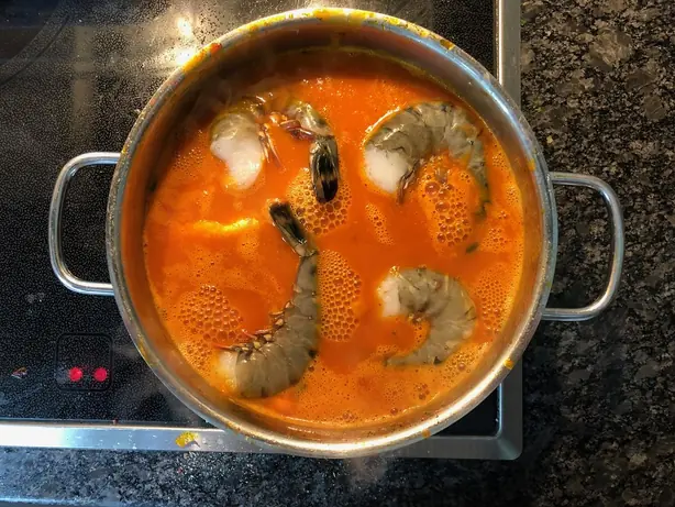 Foto von Brasilianischer Fischeintopf (Moqueca Baiana) – fertig angerichtet