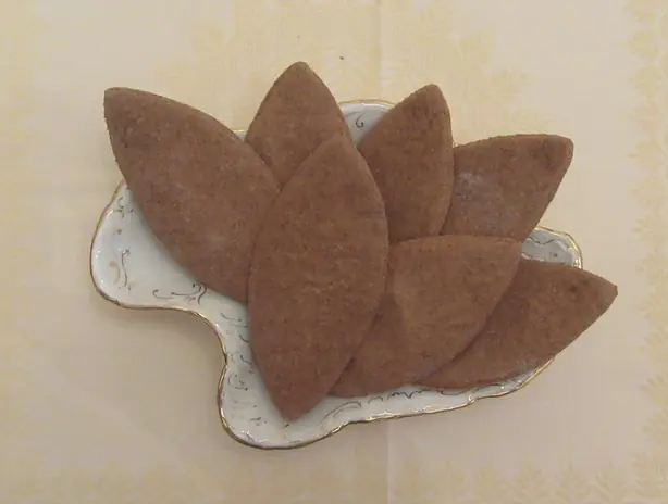 Foto von Mostaccino (Traditionelles würziges Gebäck aus Crema) – fertig angerichtet