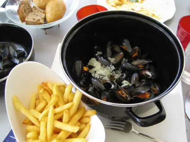 Foto von Belgische Moules-frites – fertig angerichtet