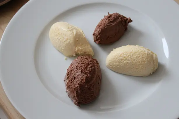 Foto von Klassische Französische Mousse au Chocolat – fertig angerichtet