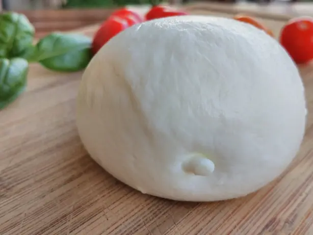 Foto von Hausgemachte Bocconcini (Mini-Mozzarella) – fertig angerichtet