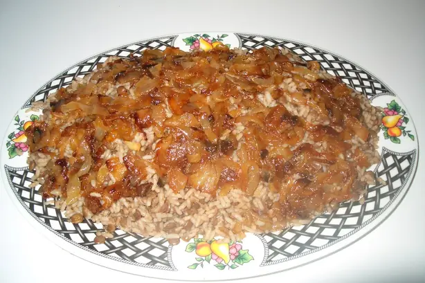 Foto von Mujaddara – Arabischer Linsen-Reis-Topf mit Röstzwiebeln – fertig angerichtet