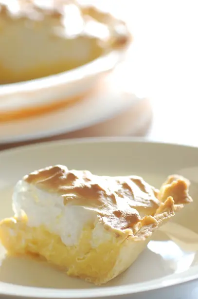 Foto von Klassischer Zitronen-Baiser-Kuchen (Lemon Meringue Pie) – fertig angerichtet