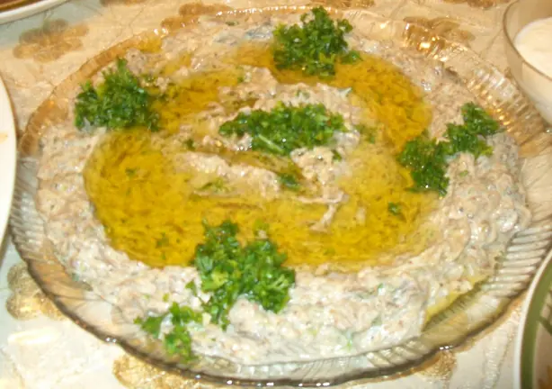 Foto von Cremiges Mutabbal (Arabischer Auberginen-Dip mit Tahini) – fertig angerichtet