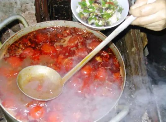 Foto von Bún ốc (Vietnamesische Schneckennudelsuppe) – fertig angerichtet