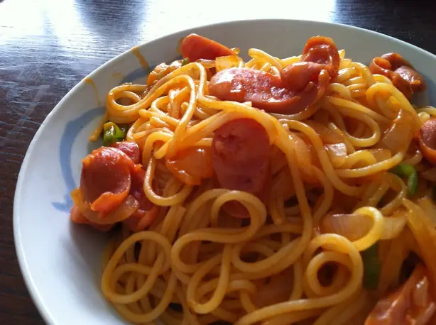 Foto von Spaghetti Naporitan (Japanische Ketchup-Pasta) – fertig angerichtet