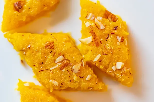 Naral Vadi (Coconut Burfi) (50287135156) – Foto: spurekar (CC BY 2.0)