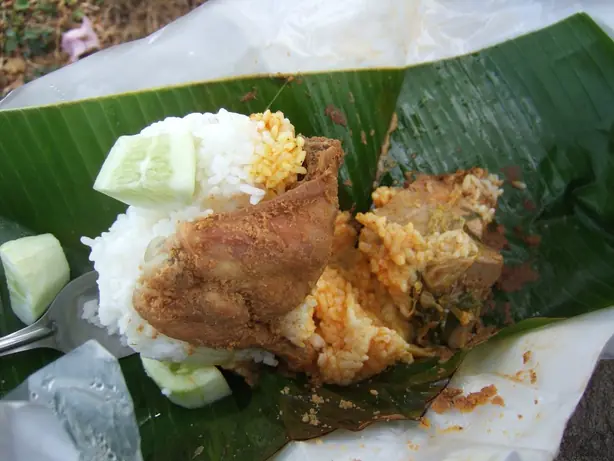 Nasi bungkus ayam goreng – Foto: Sakurai Midori (CC BY 3.0)