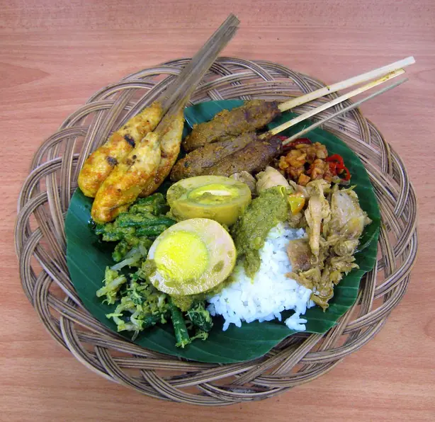 Nasi Campur Bali Sate Lilit – Foto: Gunawan Kartapranata (CC BY-SA 3.0)