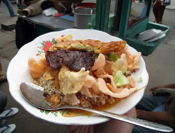 Foto von Soto Betawi – Cremige Rindfleischsuppe aus Jakarta – fertig angerichtet