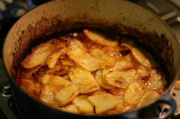 Foto von Navarin d'agneau (Französisches Lammragout mit Frühlingsgemüse) – fertig angerichtet