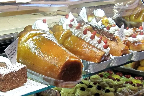 Foto von Klassischer Baba au rhum (Rum-Baba) – fertig angerichtet