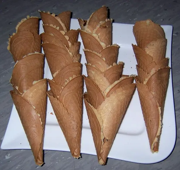 Foto von Klassische Hippen (Knusprige Waffelröllchen) – fertig angerichtet