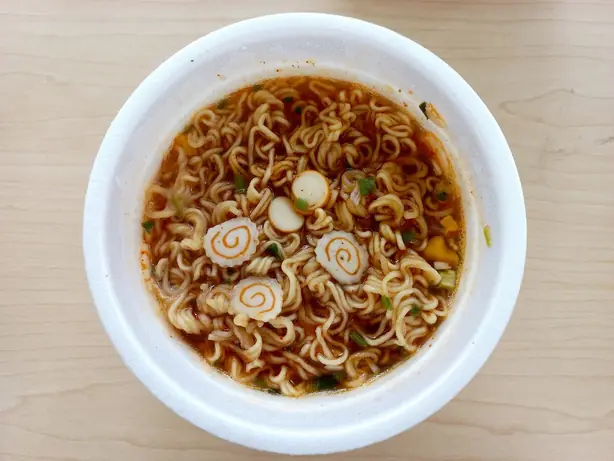 Foto von Klassische Cup Noodles (Instant-Bechernudeln) – fertig angerichtet