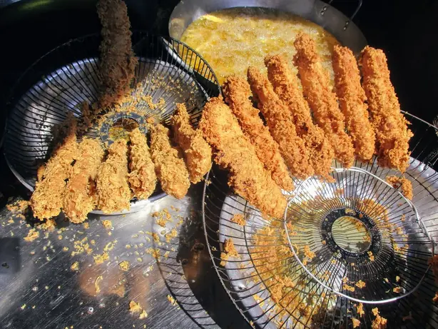 Foto von Knusprige Bananen-Fritters (Pisang Goreng) – fertig angerichtet