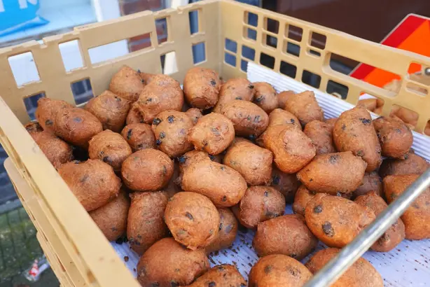 Foto von Oliebollen (Holländische Krapfen) – fertig angerichtet