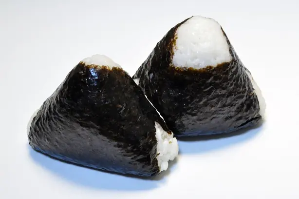 Foto von Klassische Onigiri (Japanische Reisbällchen) – fertig angerichtet