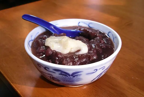 Foto von Japanische Adzukibohnen-Suppe mit Mochi (Shiruko) – fertig angerichtet