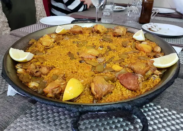 Paella amb caragols a un restaurant de la Patacona, Alboraia – Foto: Joanbanjo (CC BY-SA 4.0)