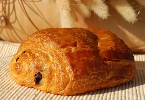 Foto von Französisches Pain au chocolat (Schokoladencroissant) – fertig angerichtet