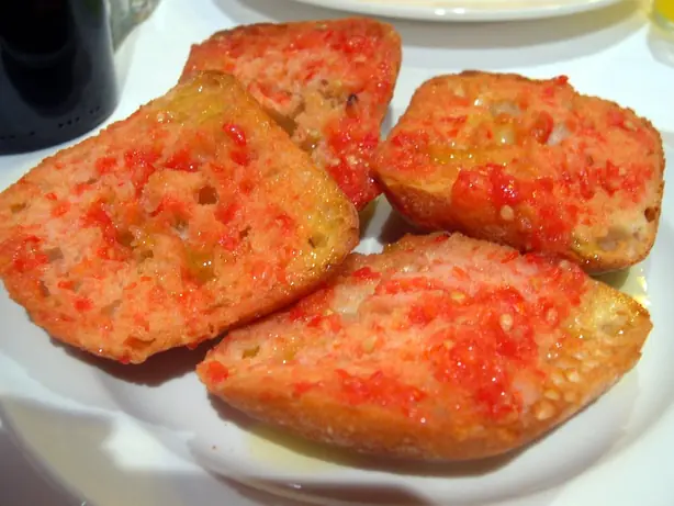 Foto von Pa amb tomàquet (Katalanisches Tomatenbrot) – fertig angerichtet