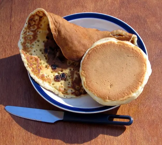 Pancake and crumpet – Foto: No machine-readable author provided. Dave souza assumed (based on copyright claims). (CC BY-SA 2.5)
