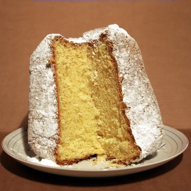 Foto von Klassischer Pandoro di Verona – fertig angerichtet