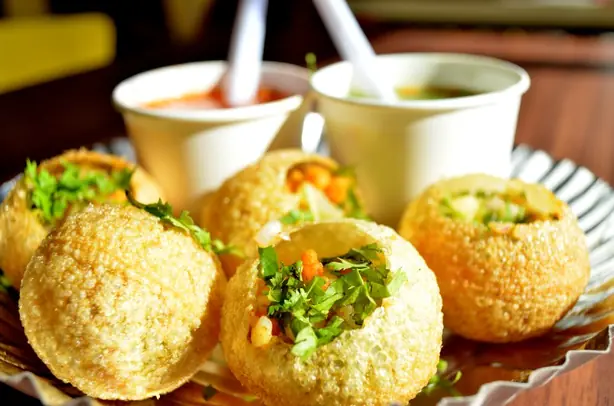 Foto von Klassisches indisches Papri Chaat – fertig angerichtet