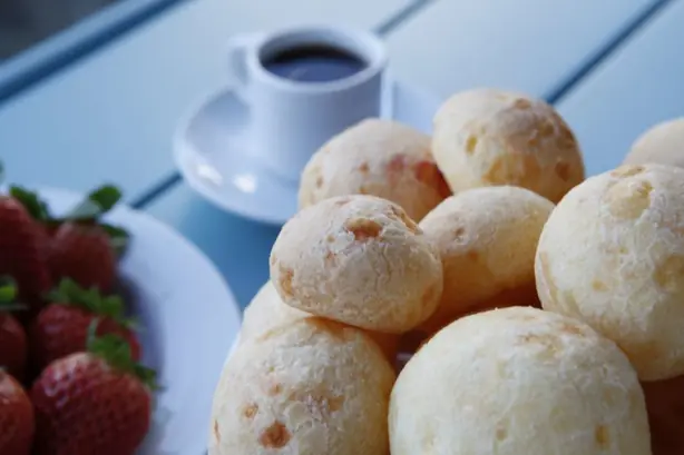Foto von Pão de Queijo (Brasilianische Käsebrötchen) – fertig angerichtet