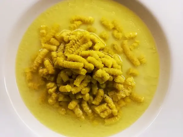 Foto von Traditionelle Passatelli in Brodo – fertig angerichtet