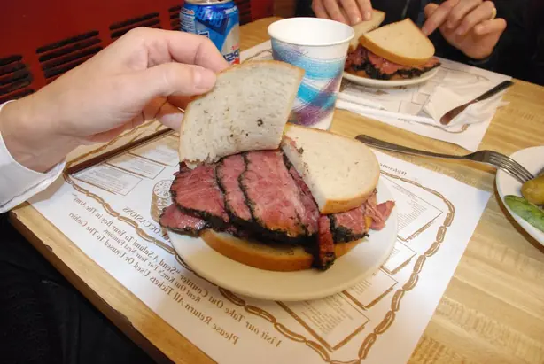 Foto von Klassisches New York Pastrami (Hausgemacht) – fertig angerichtet