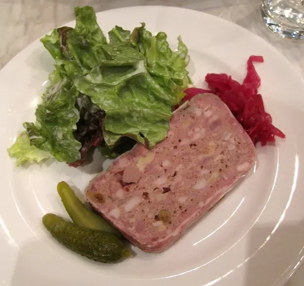 Foto von Klassische Französische Landpastete (Pâté de Campagne) – fertig angerichtet