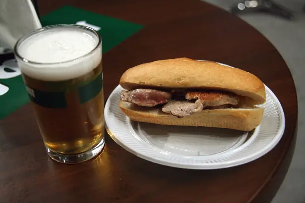 Foto von Klassisches Fried Chicken Sandwich (Southern Style) – fertig angerichtet