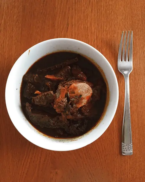 Foto von Guyanischer Pepperpot – fertig angerichtet