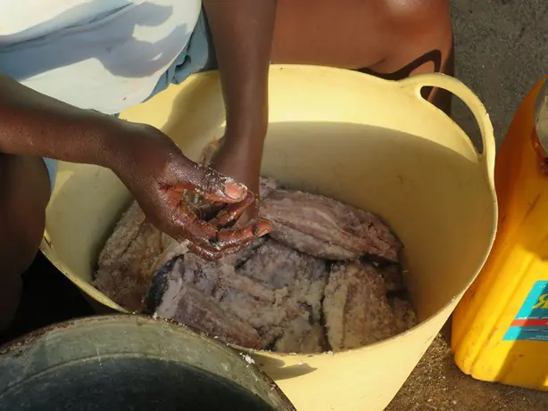 Pescado en salazón en San Antonio de Palé – Foto: Miguel Obono Ekieme (CC BY 2.0)