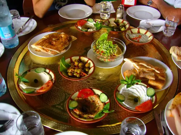Foto von Klassische orientalische Mezze-Platte – fertig angerichtet